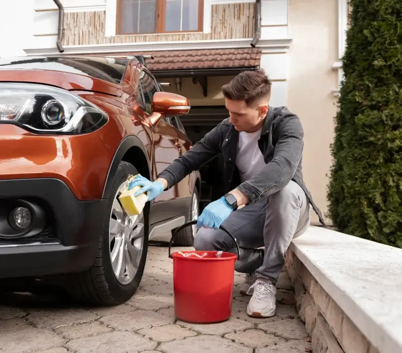 Lavage auto à domicile Courcelles-la-Forêt : professionnel intervenant sur un véhicule